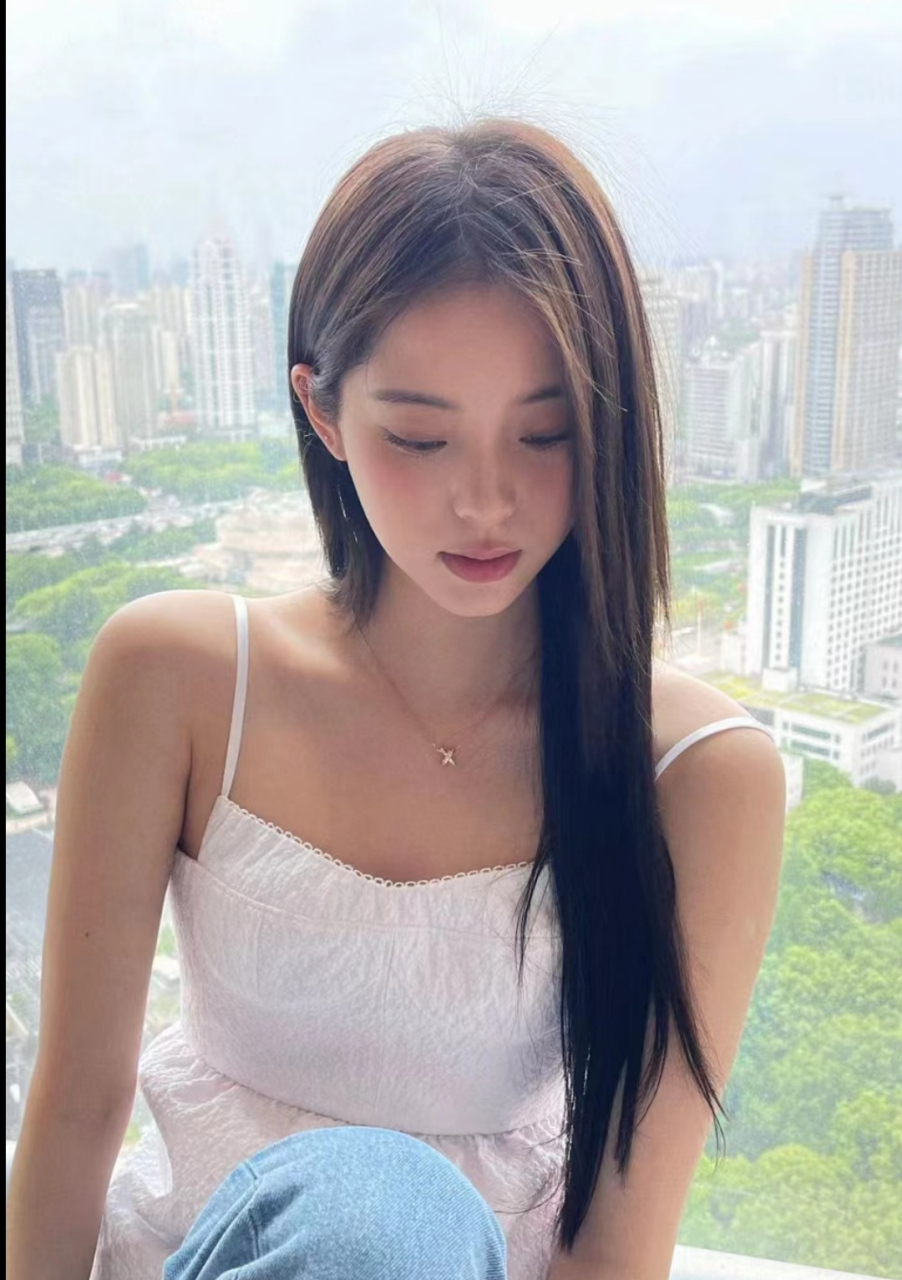 欧阳娜娜坐在高层飘窗凹造型,中分直发就是乖乖女模样,文静十足还很显