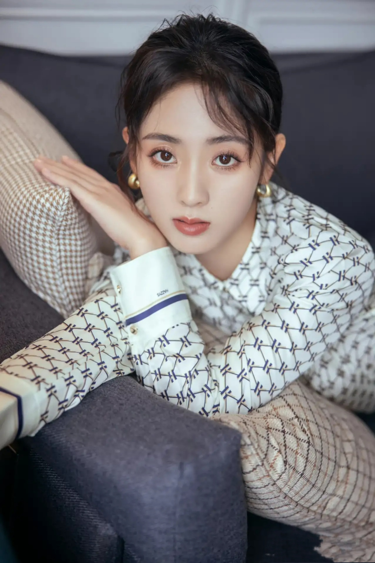 邢菲毛呢西装套装出席某某品牌活动造型,简约大方的秋季穿搭