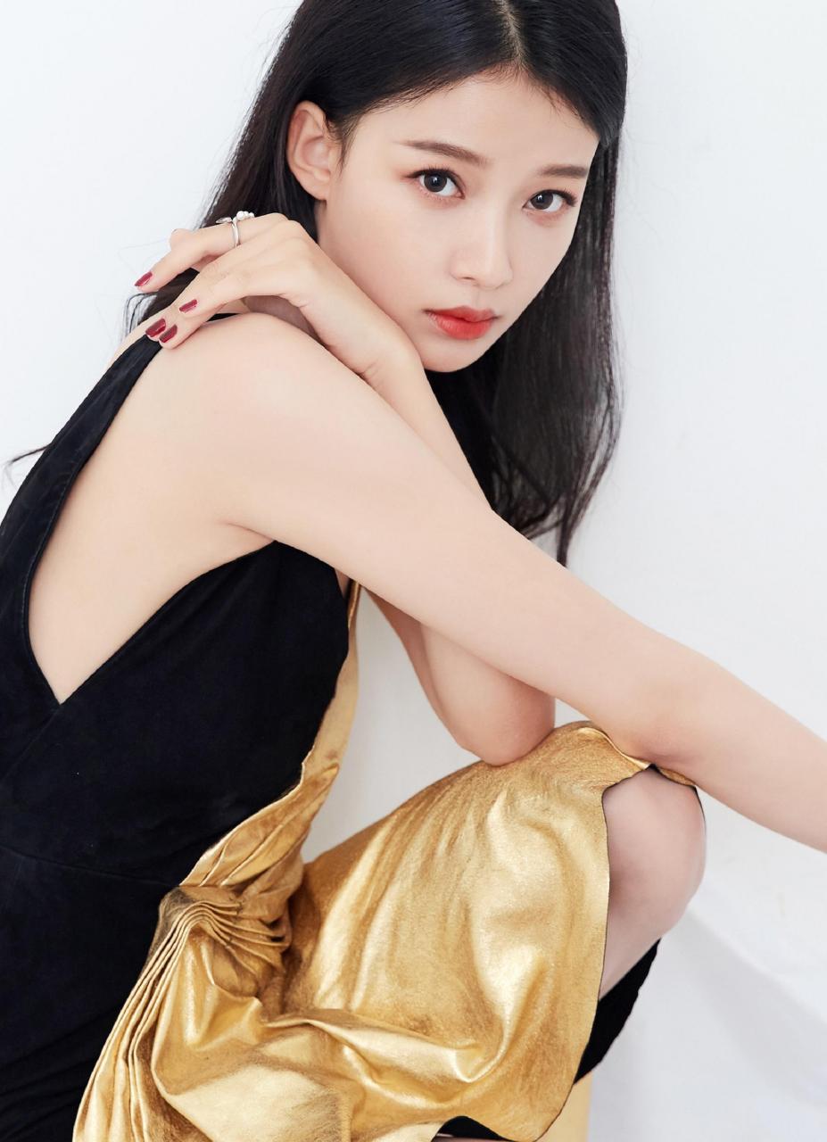 不过有一说一,孙怡这长相身材都很不错. 不