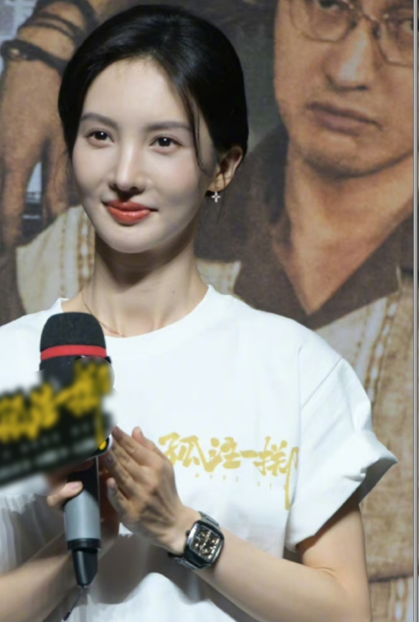 金晨亮相新电影宣传活动,她的鼻子在整张脸上太抢镜了,立体感特别强