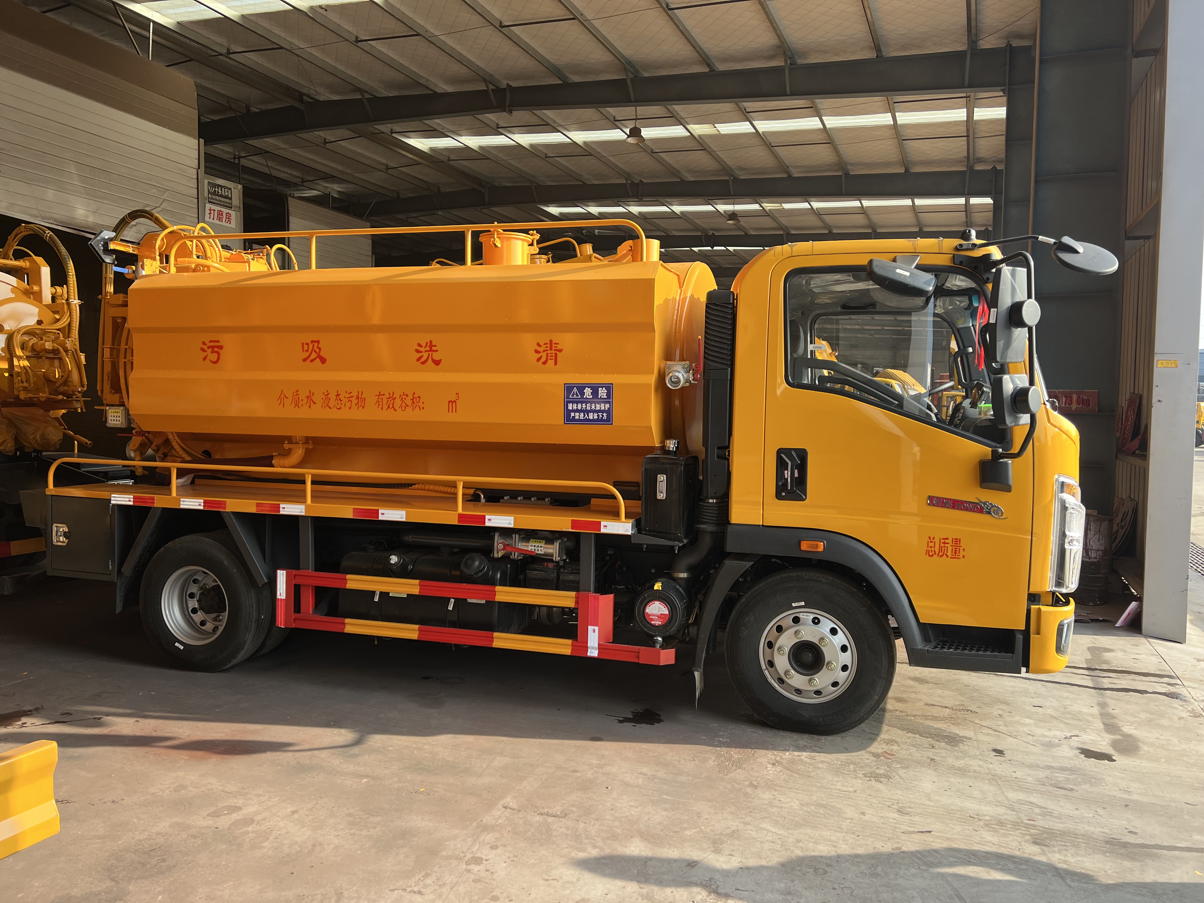湖北随州重汽豪沃蓝牌4 2清洗吸污车