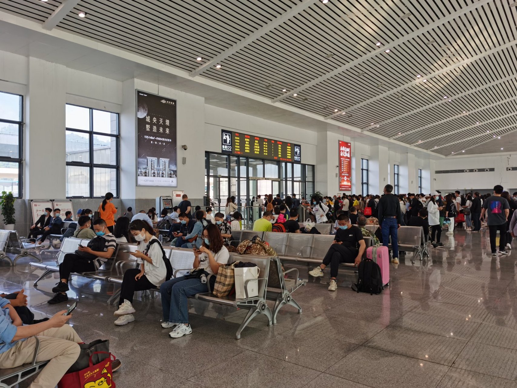 早晨八点的合川火车站,虽然站房面积不大,但合川的客流量还是挺大的