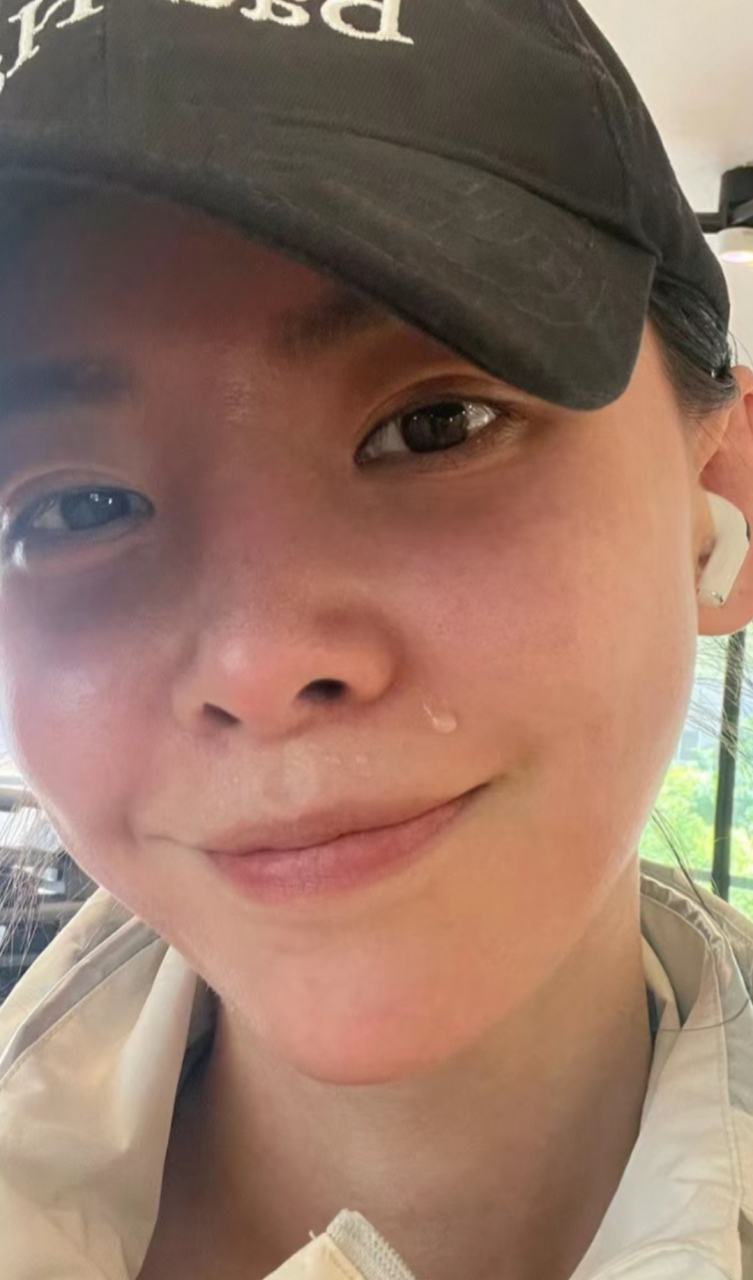 于文文大方分享素颜自拍,在健身房锻炼后满脸都是汗,一点都没有偶像包