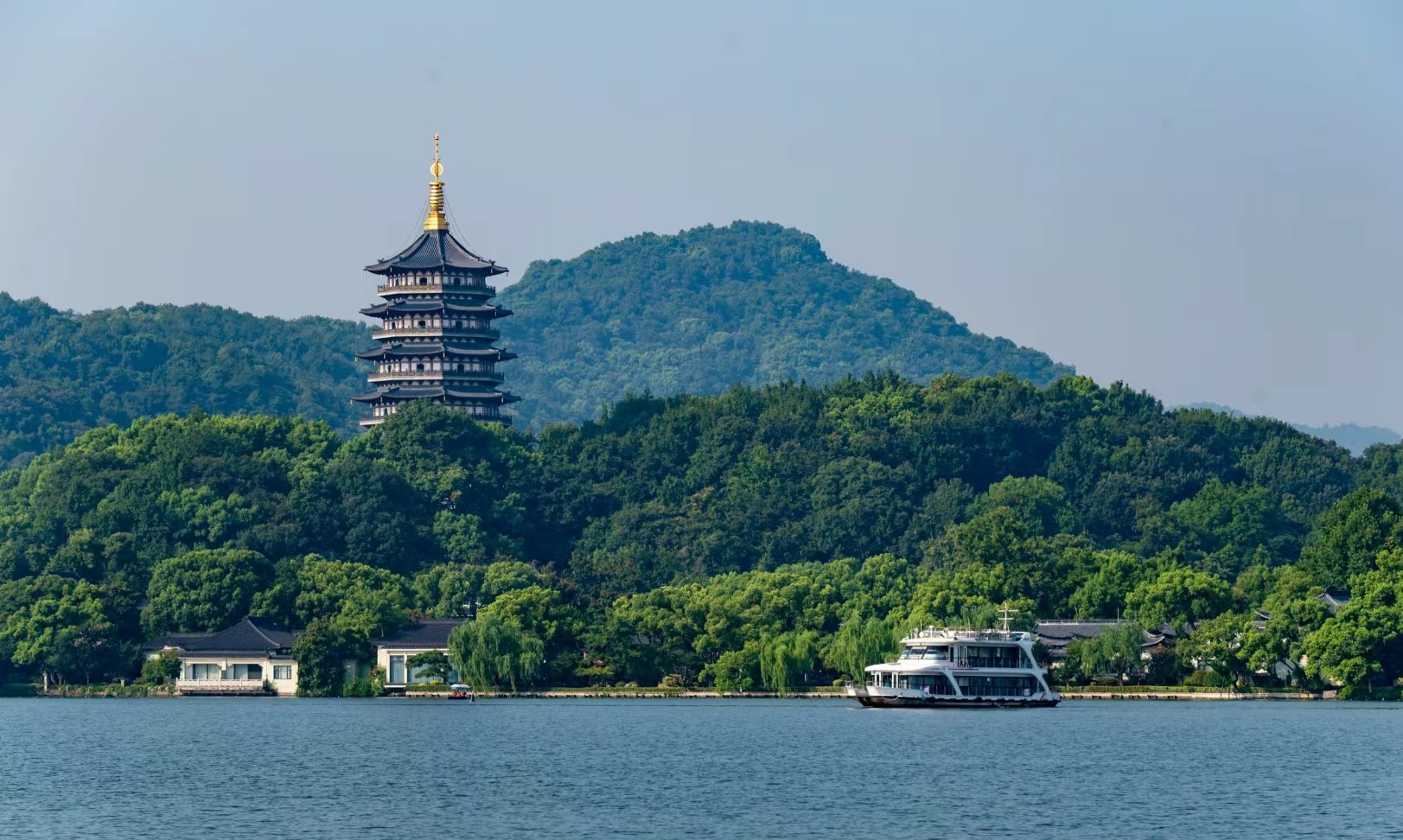 清晨时分,我来到西湖边,湖水仿佛镜面一般平静,清澈见底