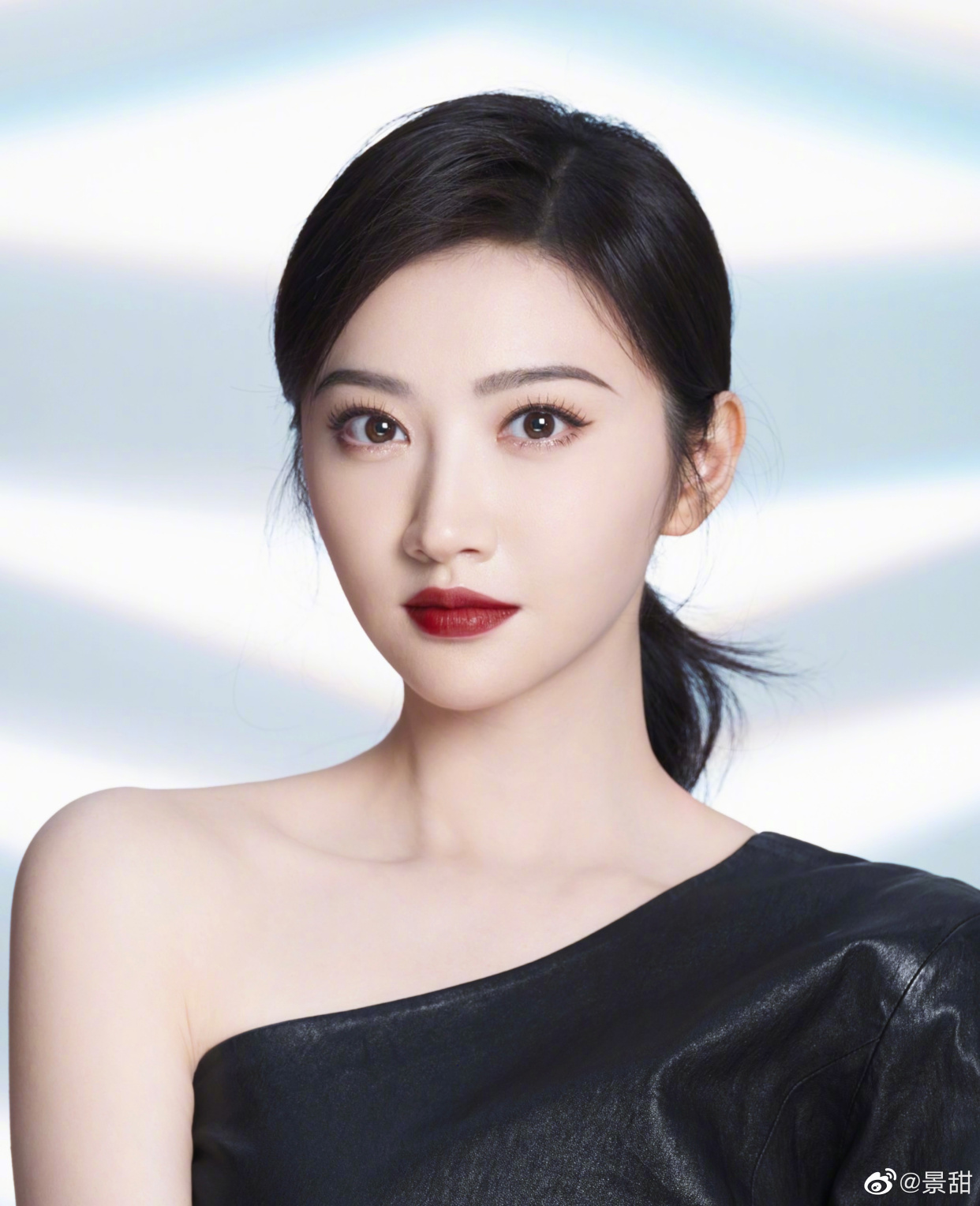 景甜广告大片,五官精致,红唇娇艳,美艳动人