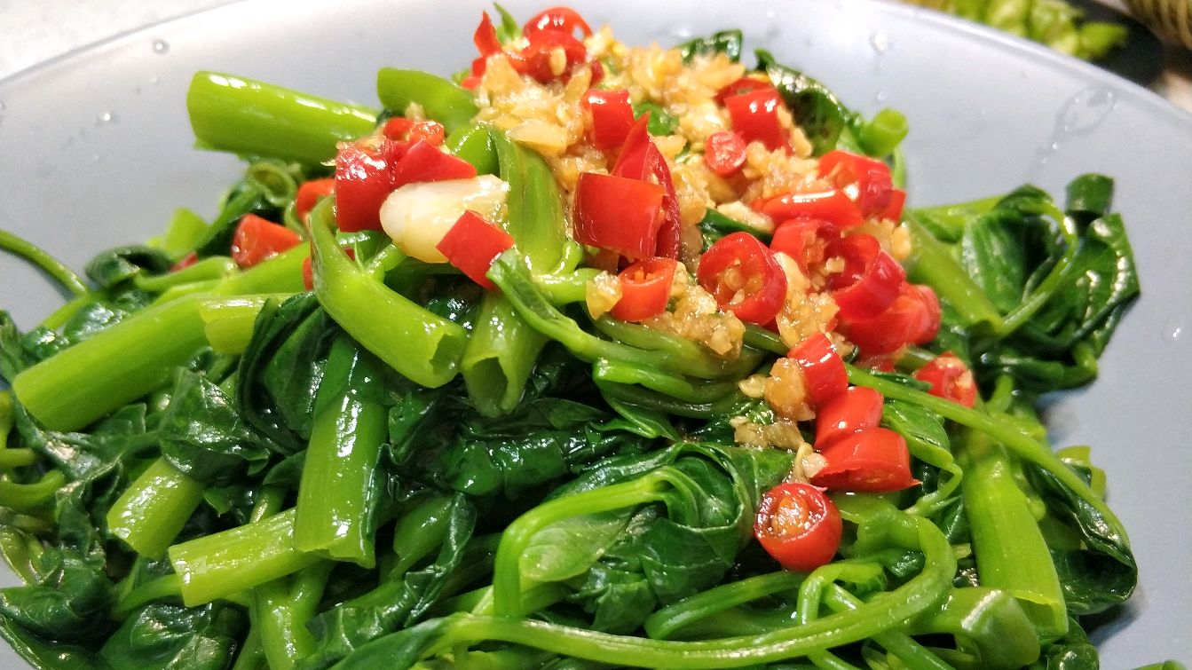 又到“蕹菜”大量上市的季节,它又叫“藤藤菜”“空心菜”