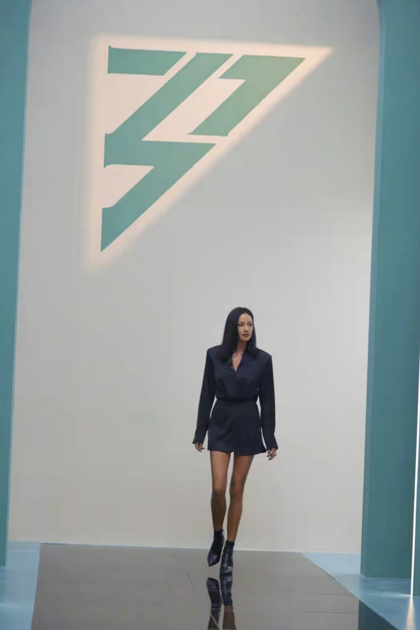 超模瞿颖迈着猫步走上舞台,气场全开,她演唱了成名曲《加速度》. 2.