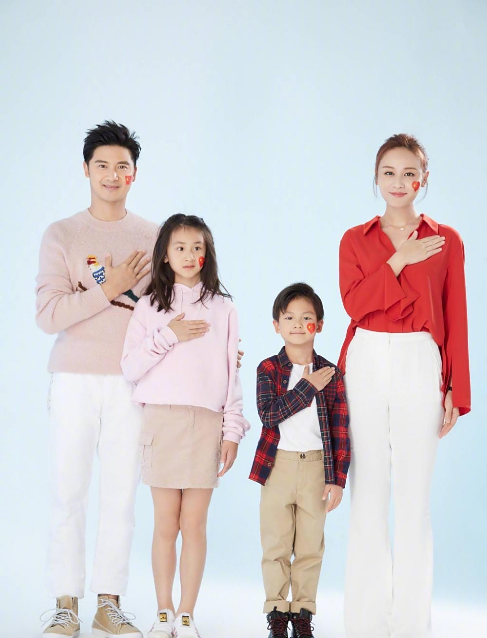 田亮晒全家福庆祝43岁生日 一家四口开心灿笑温馨十足 并温情写道:"