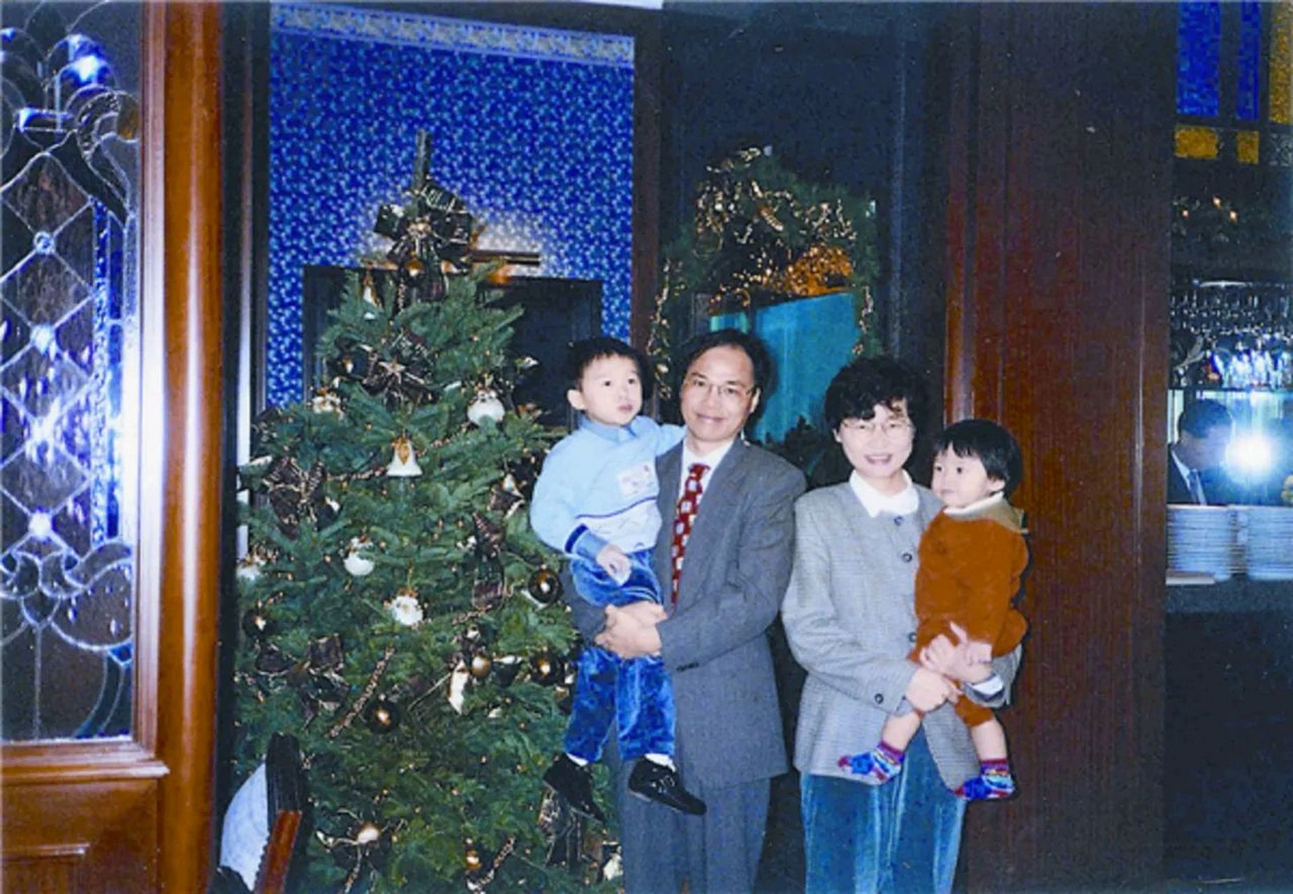 林郑全家福老照片:丈夫林兆波,长子林节思,次子林约希.