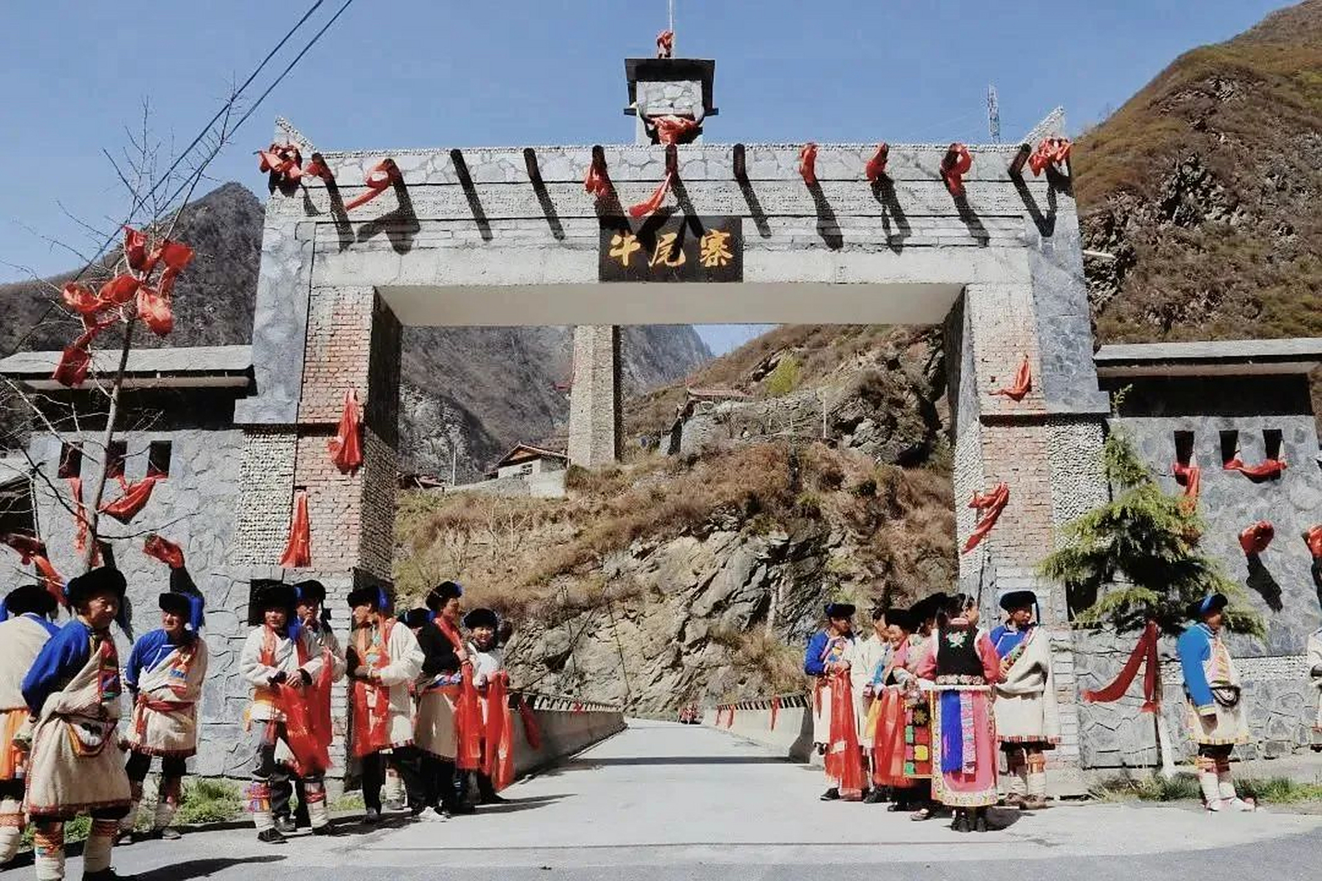 四川茂县牛尾村,这里是一座充满活力的羌族聚居村落.  这里有着绝美的