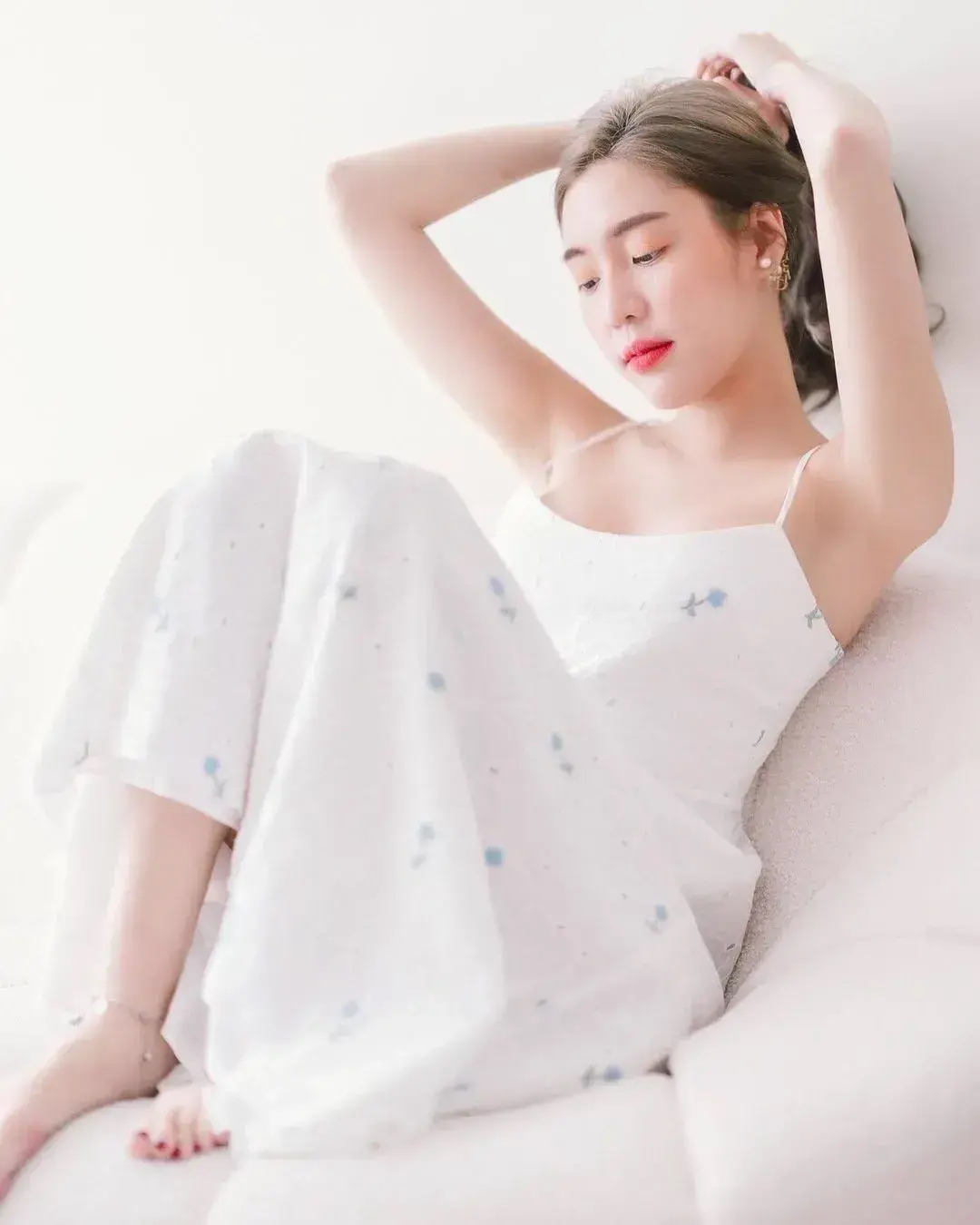 居家美妇身穿白色吊带裙尽显妩媚动人,身材饱满丰盈