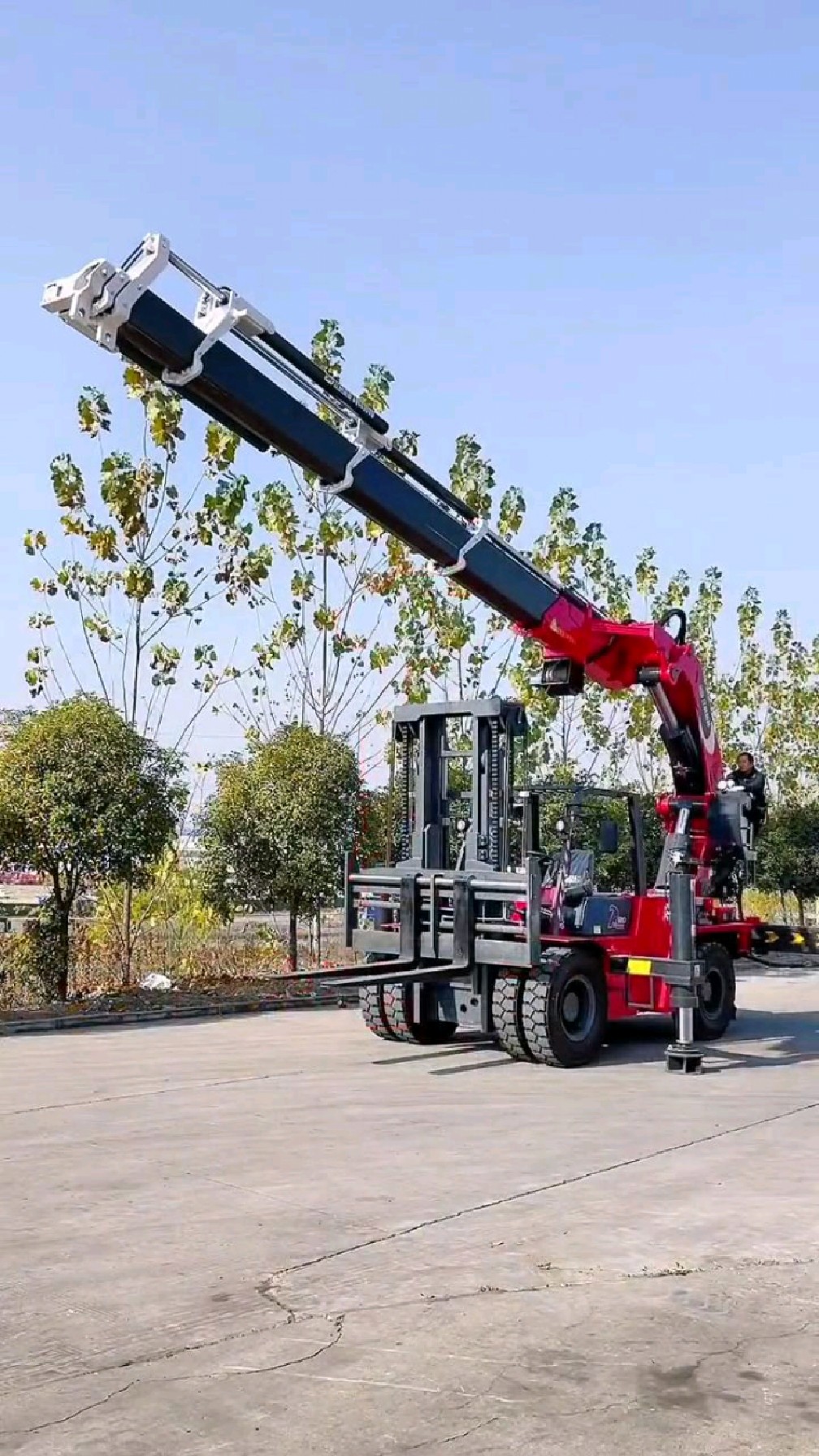 叉车上装个折臂吊,能叉又能吊,关键整车体积还小进狭窄空间再也不是