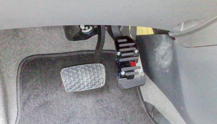 自动挡哪个是刹车?