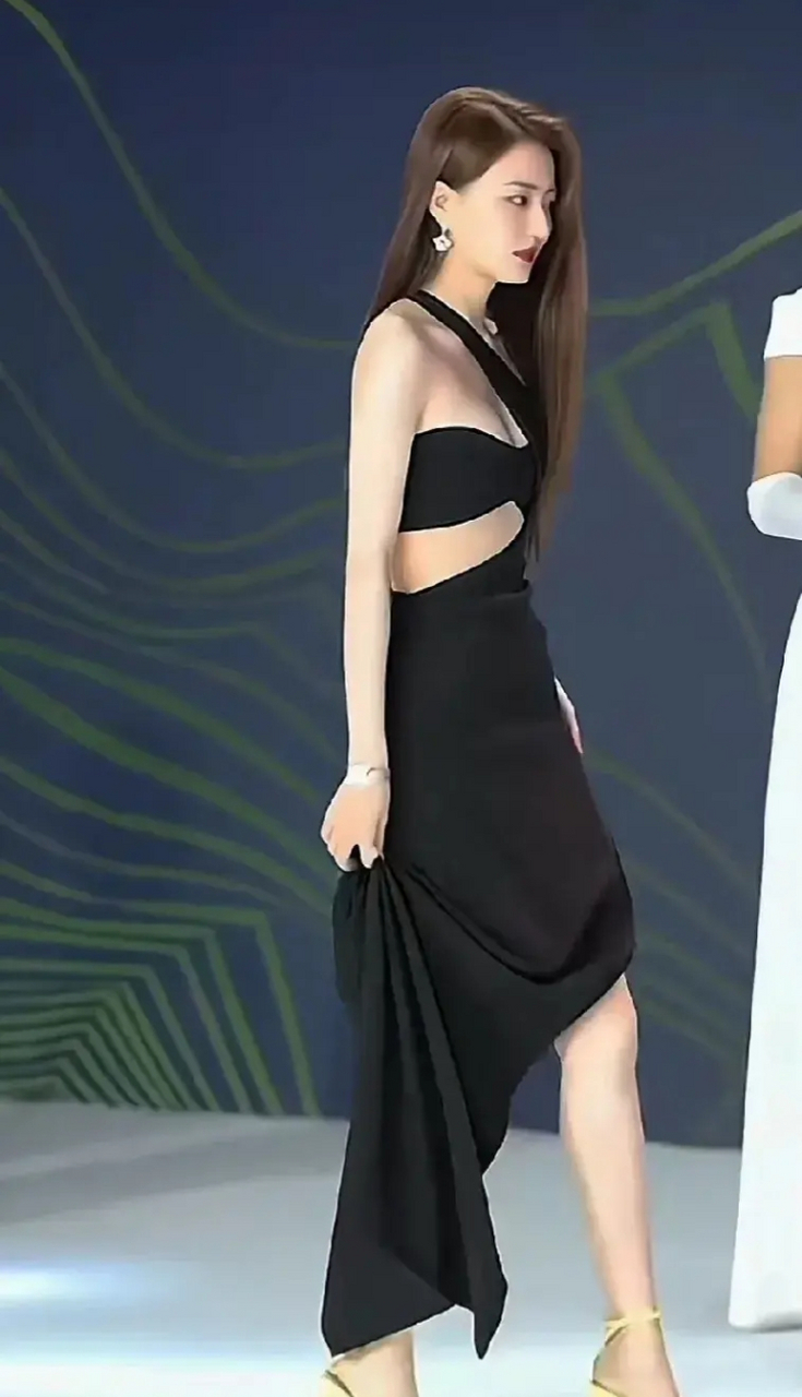 这双腿也是绝了 徐璐icon这一身黑色开叉长裙太美了[玫瑰][玫瑰][玫瑰