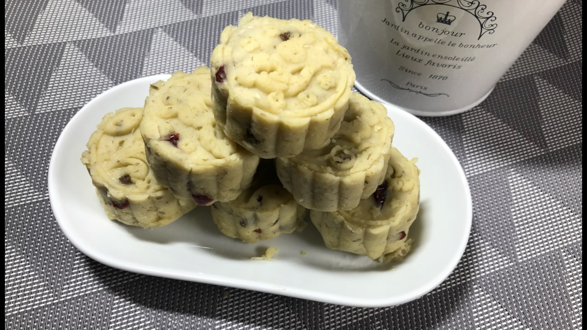 小姐姐为做蔓越莓绿豆糕,徒手搓绿豆,不过味道感人清凉解暑