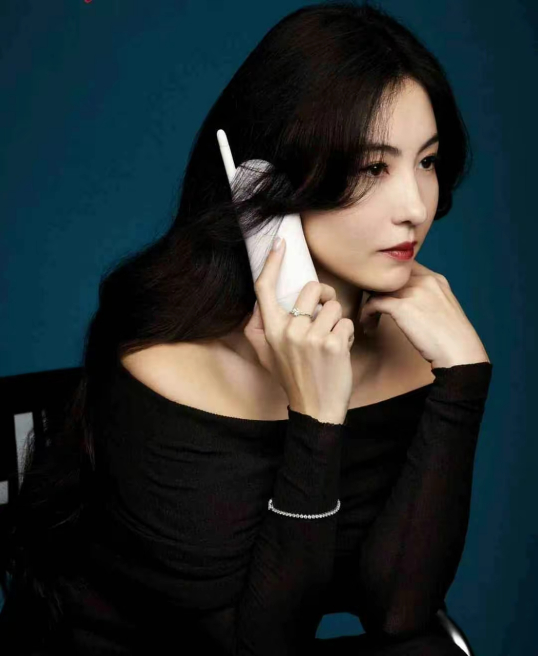 今年43岁的张柏芝,颜值是真的抗打,放在20-30岁的女人群里,一点也不输