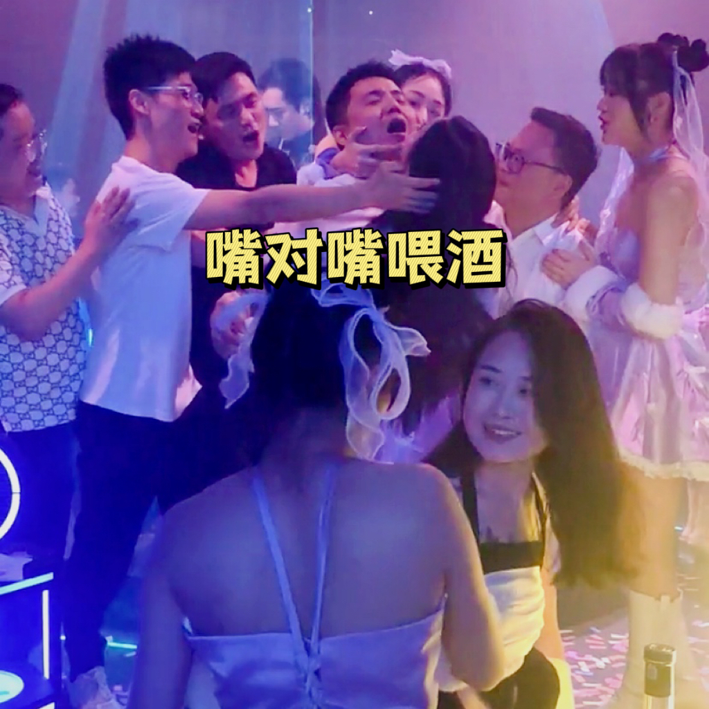 深圳:酒吧里年轻人真会玩,嘴对嘴喂酒,已经糜烂到了这种程度?