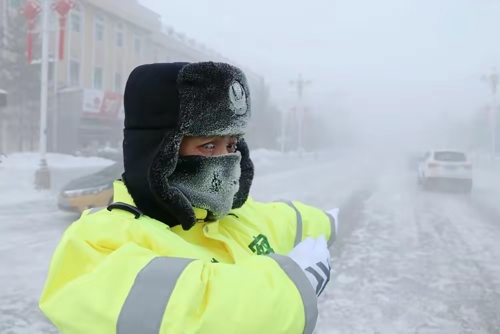漠河零下42℃,交警们身穿两层羽绒服执勤