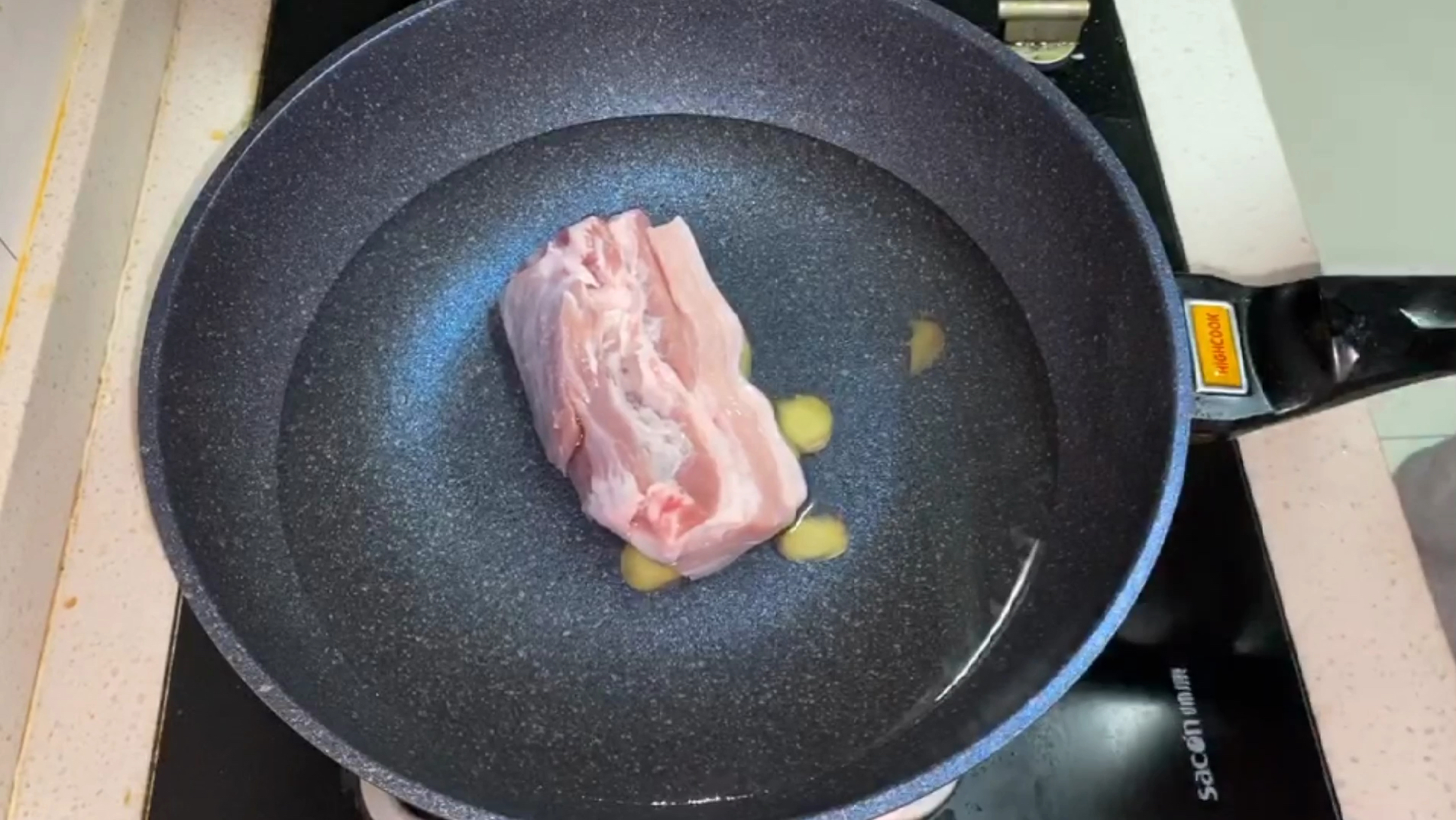 猪肉炖粉条家常做法,猪肉肥而不腻,粉条香糯可口,很解馋