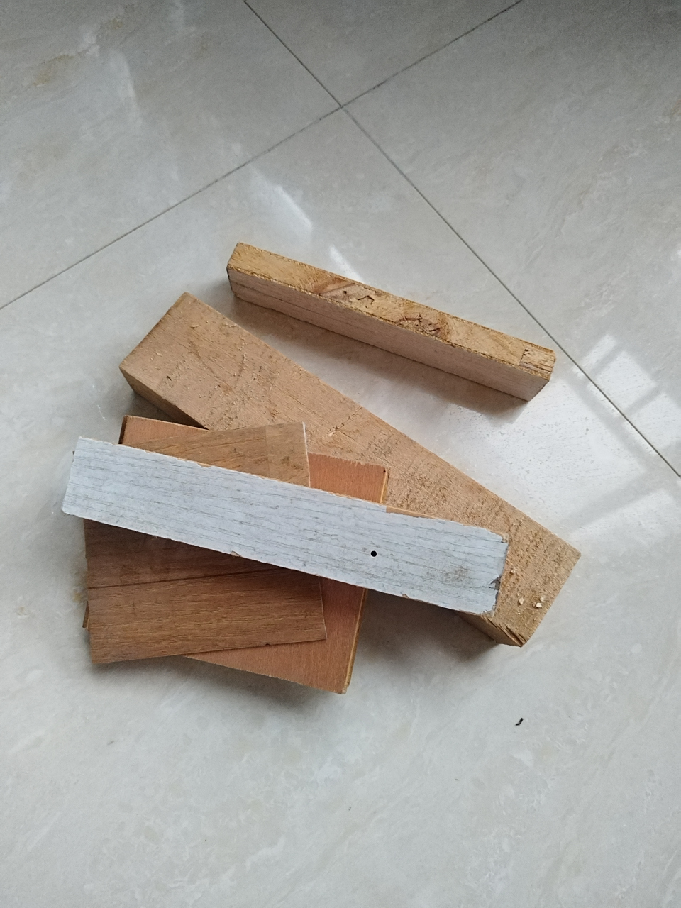 这几块碎木块放阳台鞋架上好多年了,总想着是不是哪天能用得着?