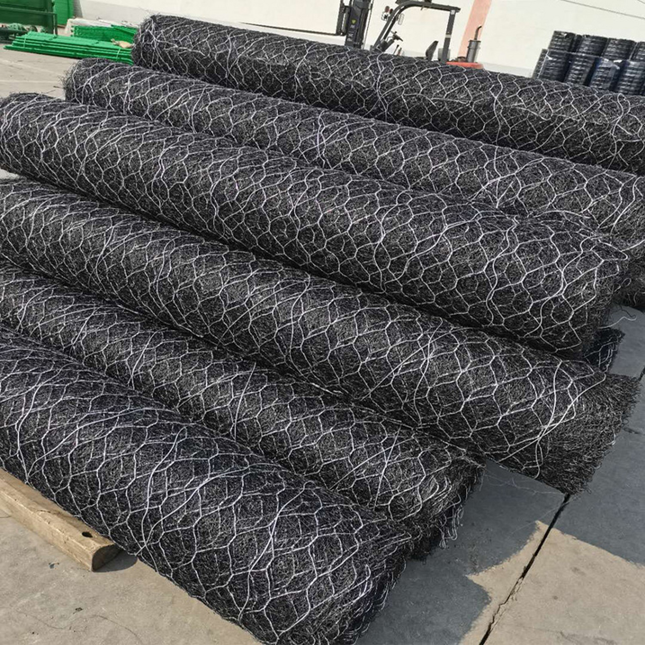 加筋麦克垫系指由聚丙烯土工垫结合六边形双绞合钢丝网构成的土工