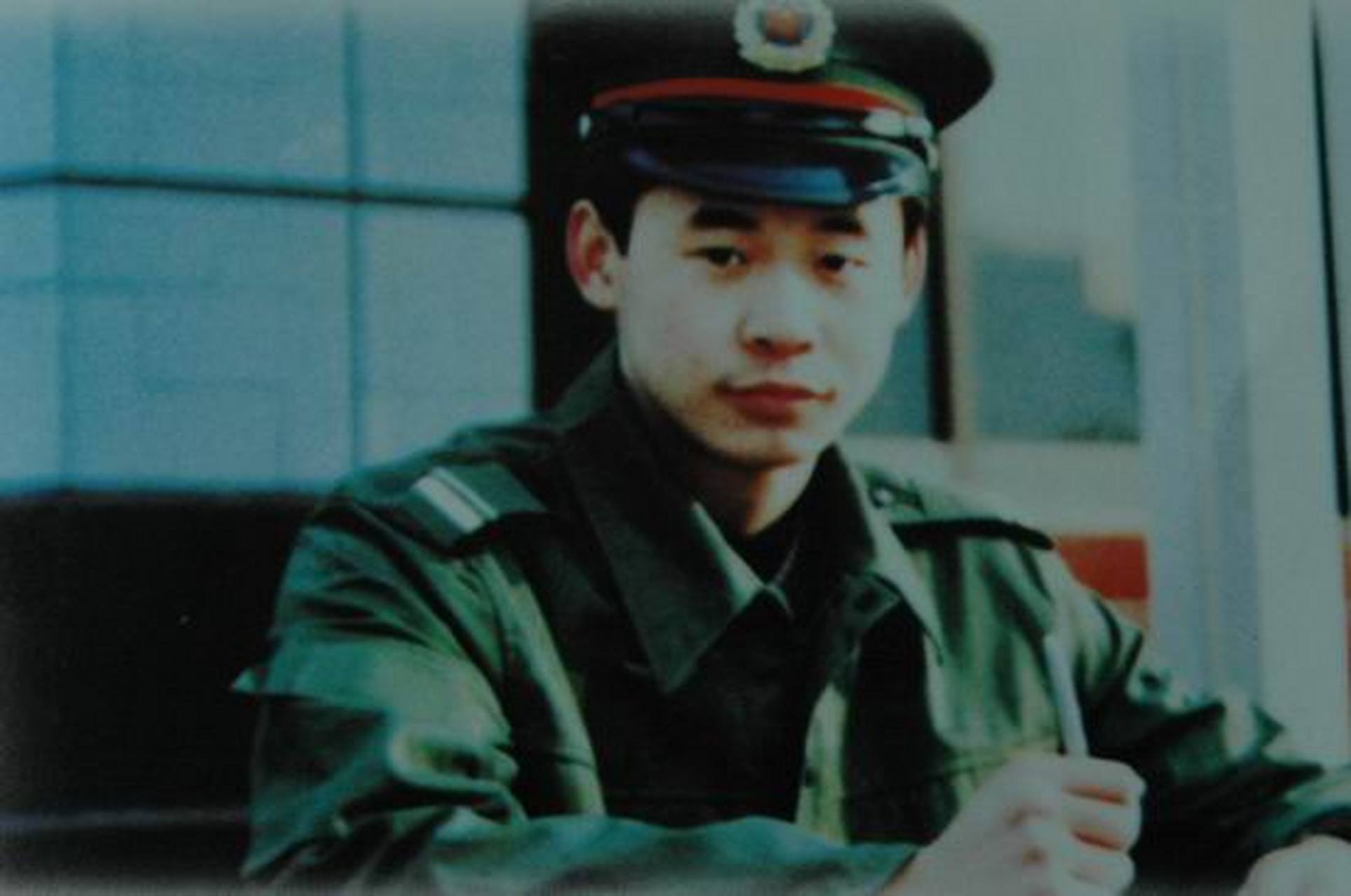 1995年3月31日,梁强在回家探亲的途中,遭遇了一场惊心动魄的火灾.