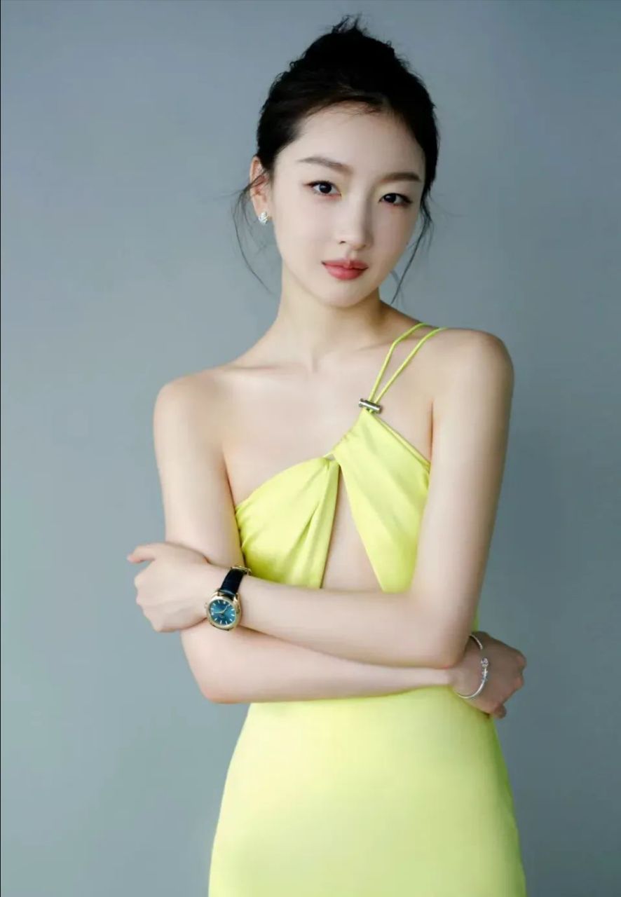 有一种自信叫周冬雨秀身材,明明前后都一个样,却非学迪丽热巴秀性感