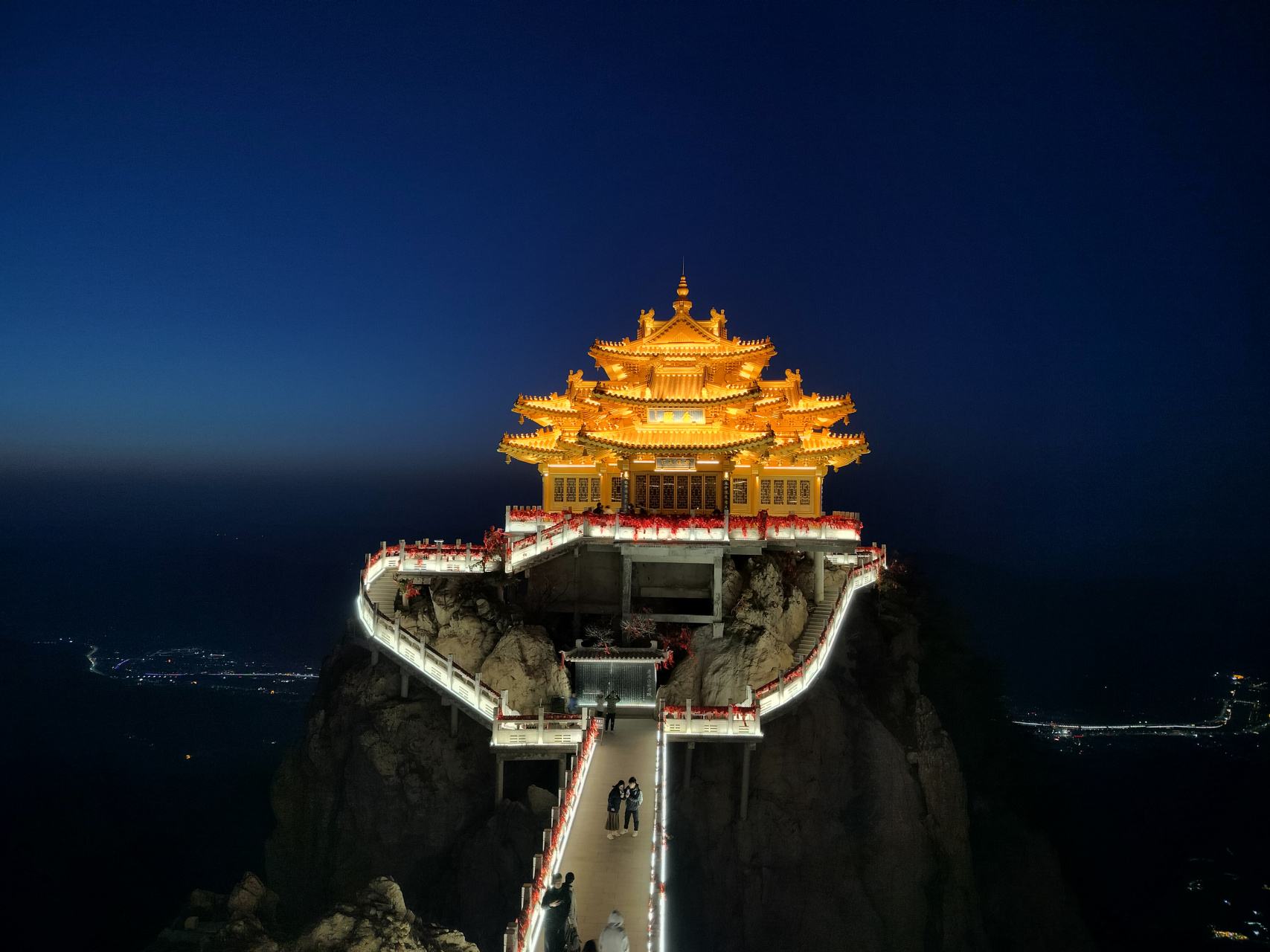 月上君山碧空蓝,金顶映辉耀九天, 五千言道天下事,太清仙境妙又玄.