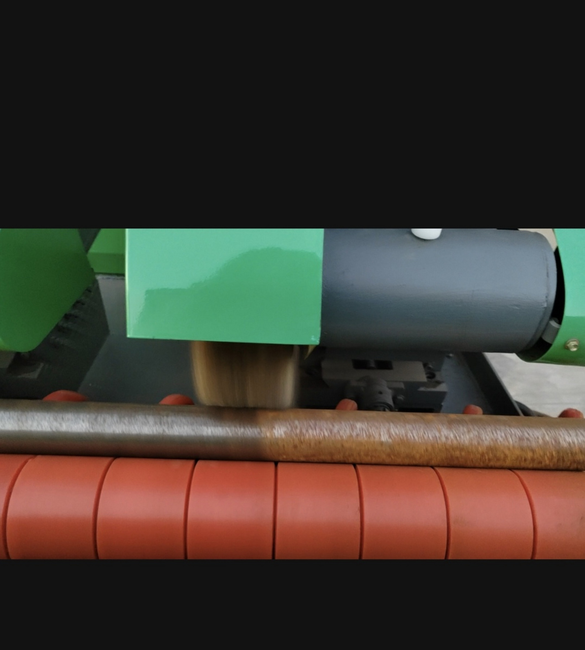 铁管除锈刷漆机型号介绍    铁管除锈刷漆机是一种专业用于铁管除锈和