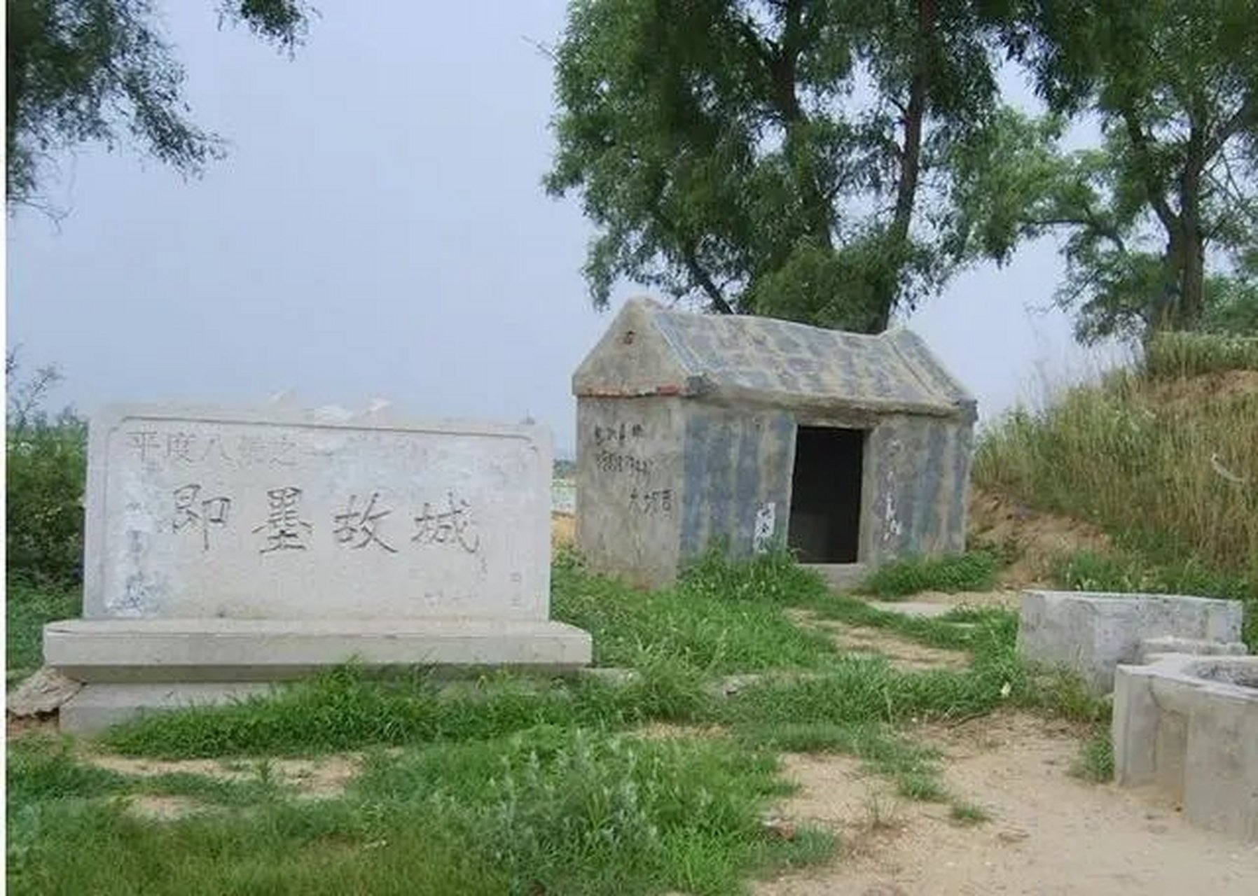 即墨故城,位于今平度城东南30公里古岘镇大朱毛村一带.