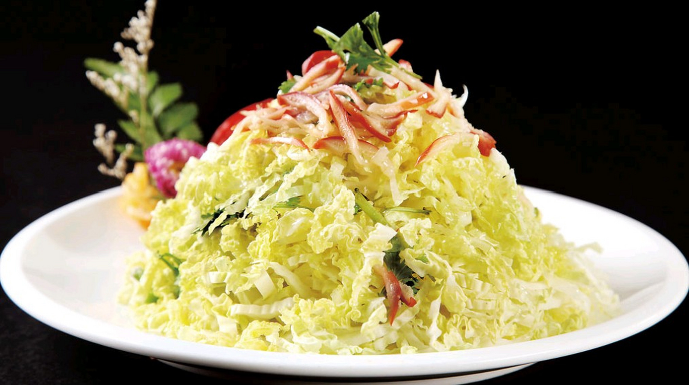 凉拌白菜心算是一道非常经典的凉菜了,清爽可口,适合夏天食用.