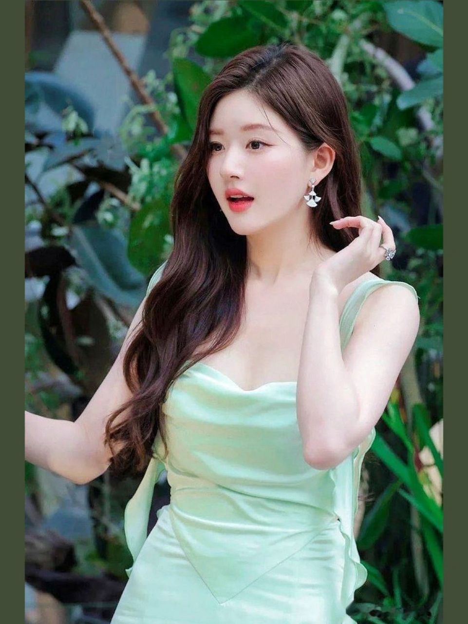 「赵露思」性感吊带露背长裙94|||7415上海新天地,露思身材曼妙