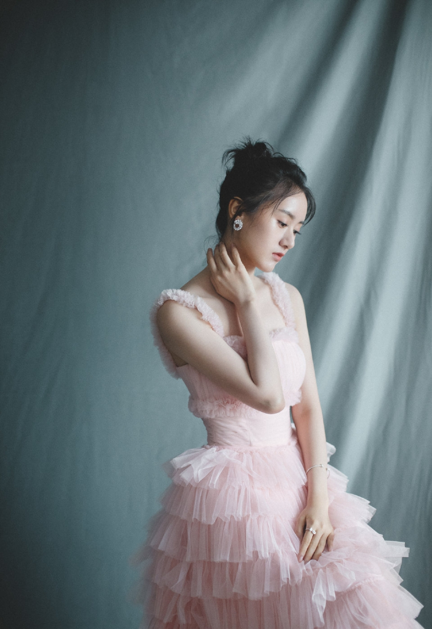袁冰妍一袭粉色层叠裙,浪漫优雅好美丽
