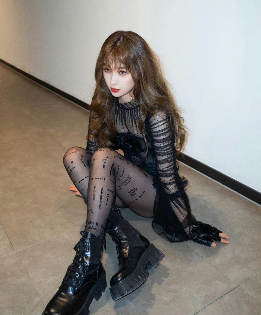 虞书欣# 蕾丝网纱套装,搭黑色字母丝袜,风情万种,性感时尚