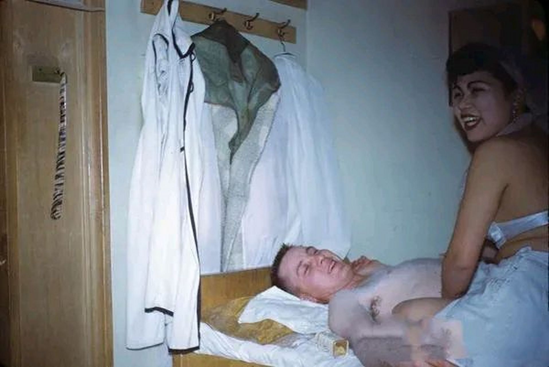 日本女子挺身队陪侍美军的工作照.