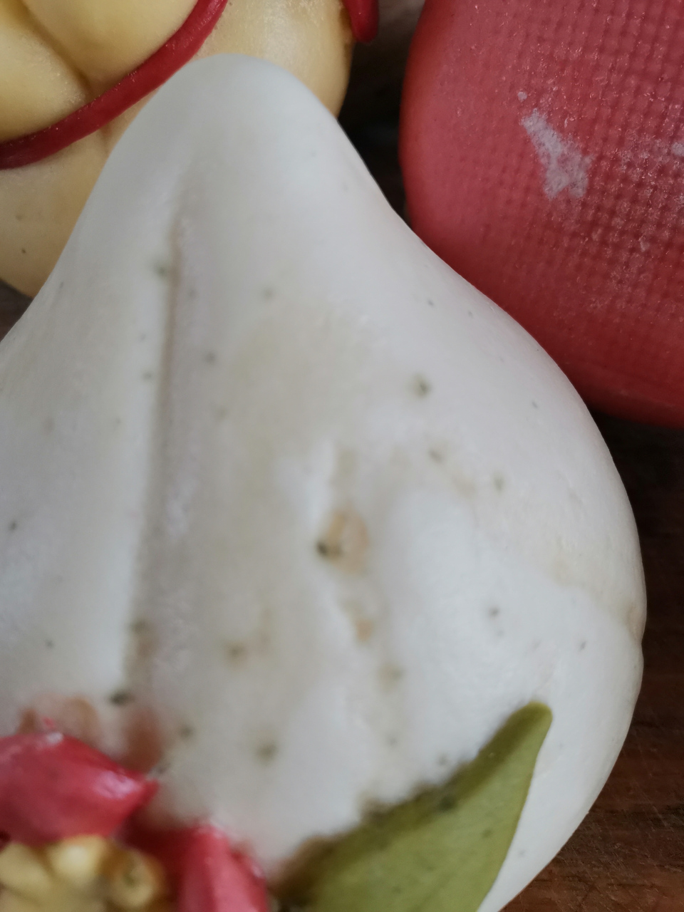 这次活动参与的人很多,可能会有人真的吃掉这些发霉长毛的馒头.