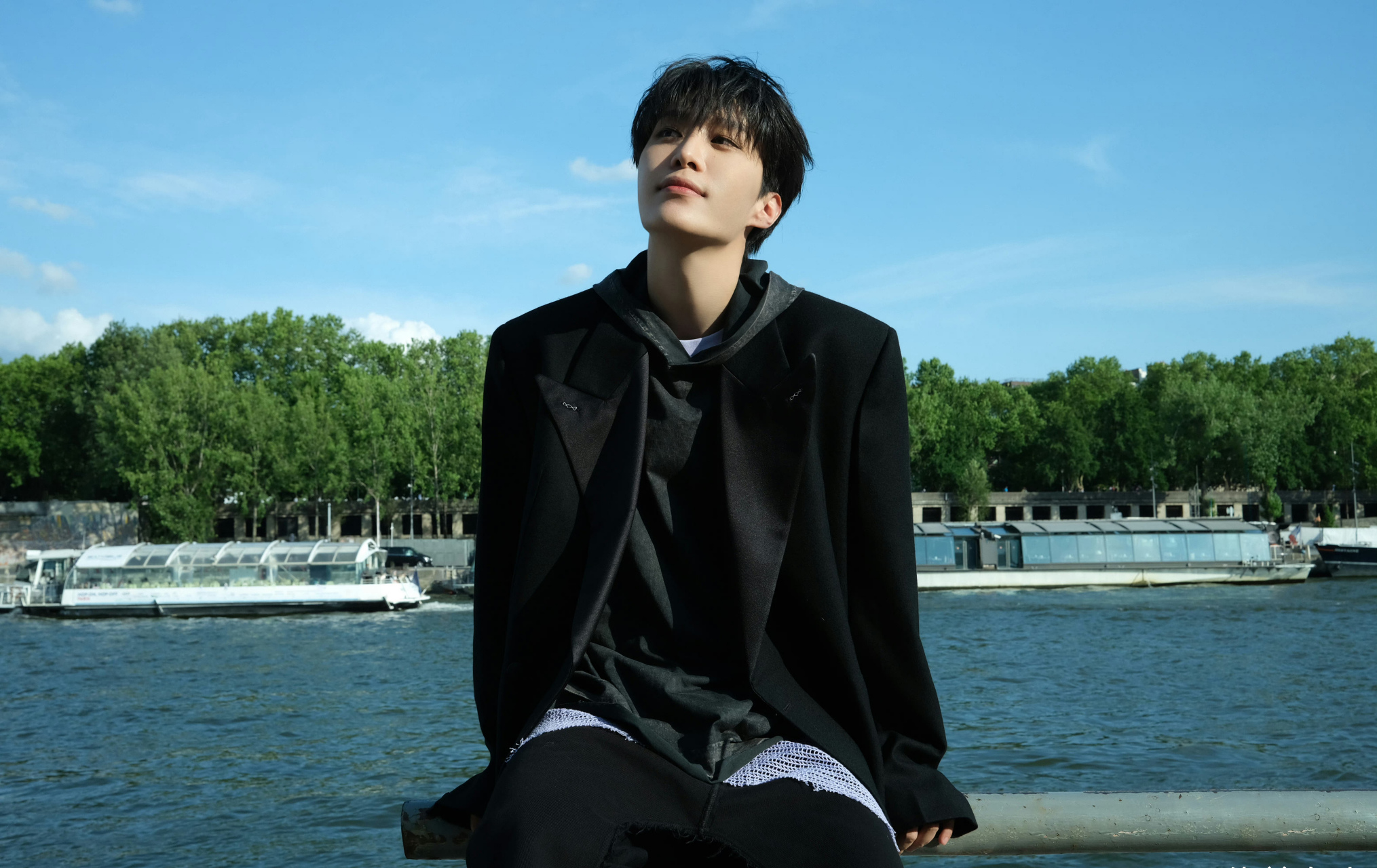 范丞丞虞书欣七夕双人大片来了 范丞丞这侧脸照很迷人 正面看起来阳光