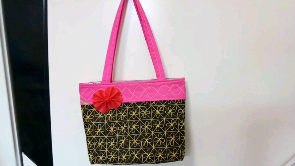 特色布艺:农村大妈拆解旧衣服做个手提包买菜用