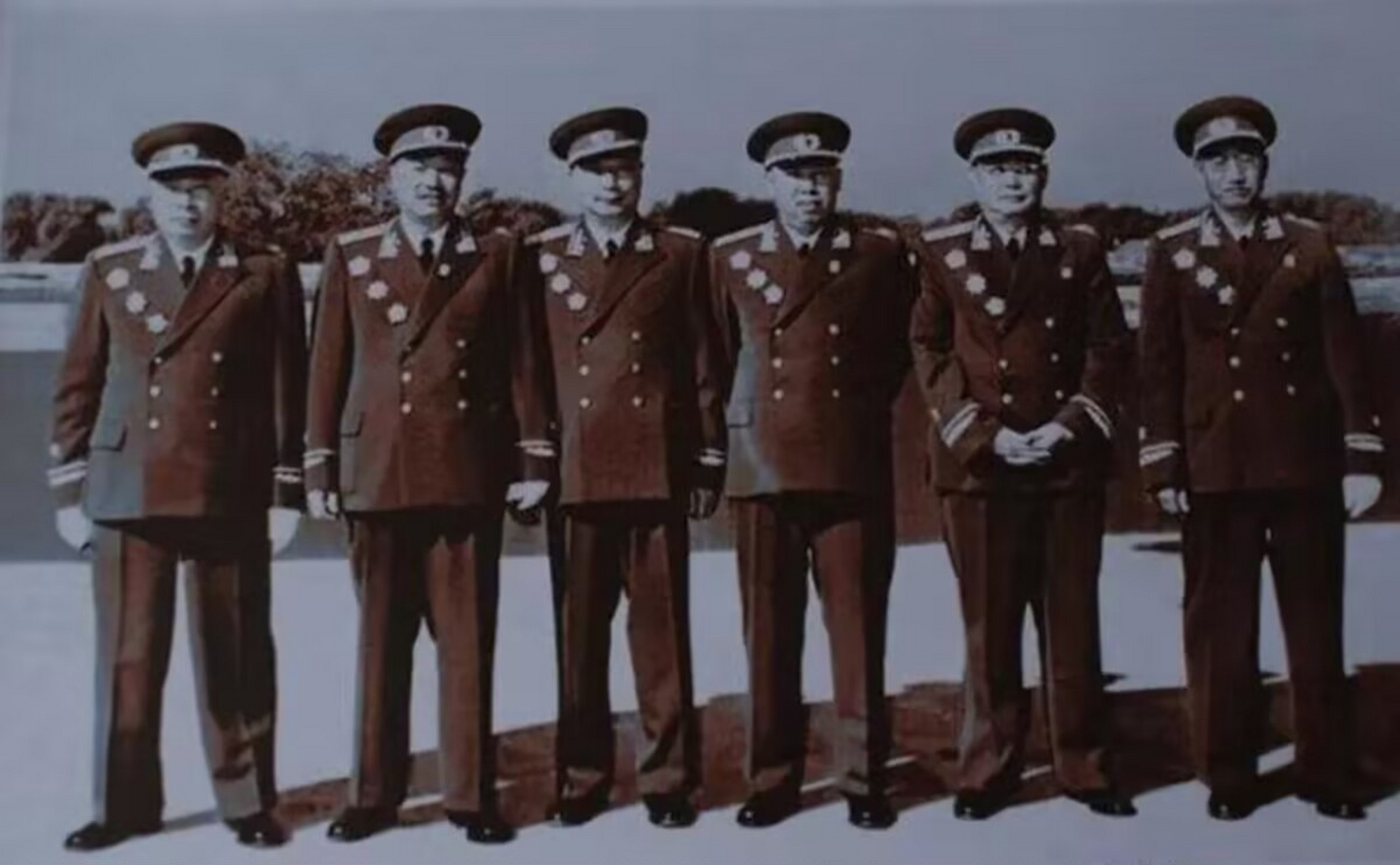 开国六大元帅穿着军装的罕见合影,他们看起来个个精神笔挺,这才是军人