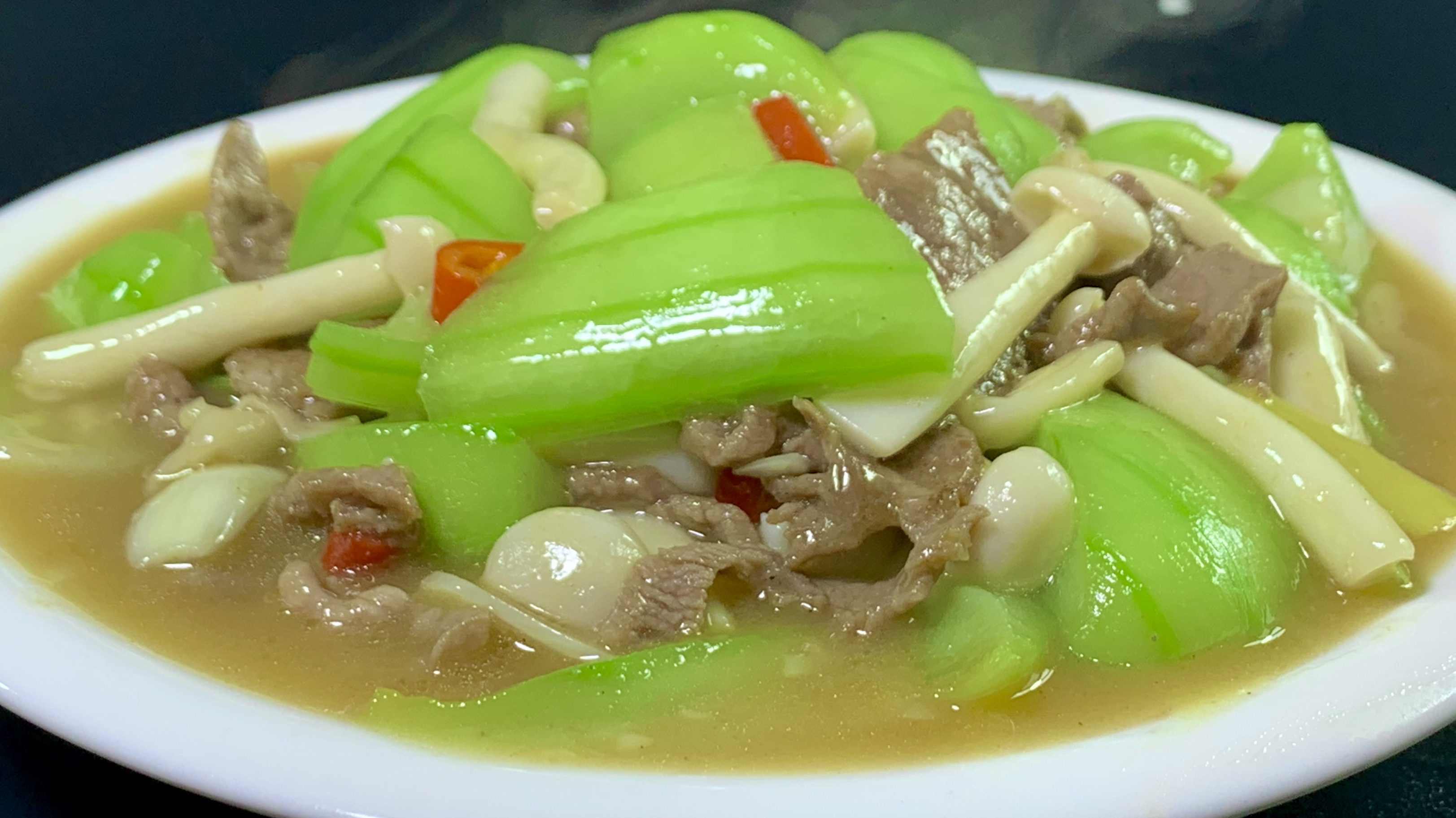 夏天要多吃丝瓜，教你丝瓜好吃又营养的做法，色泽漂亮不发黑