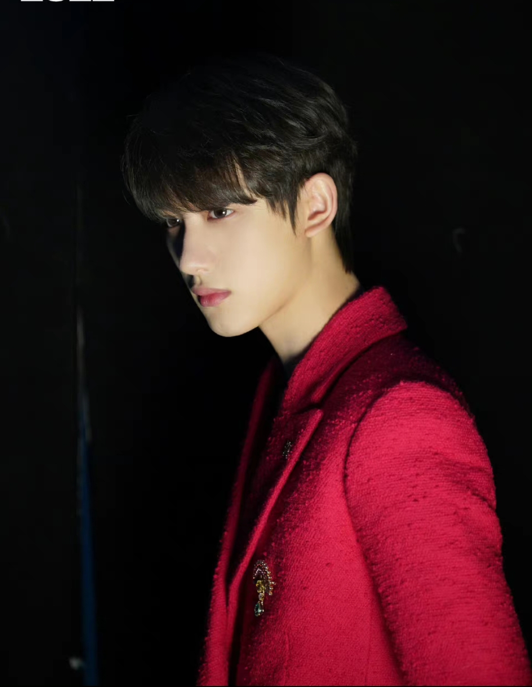 gq盛典众星争奇斗艳!丁程鑫大红色西装"真空"上阵