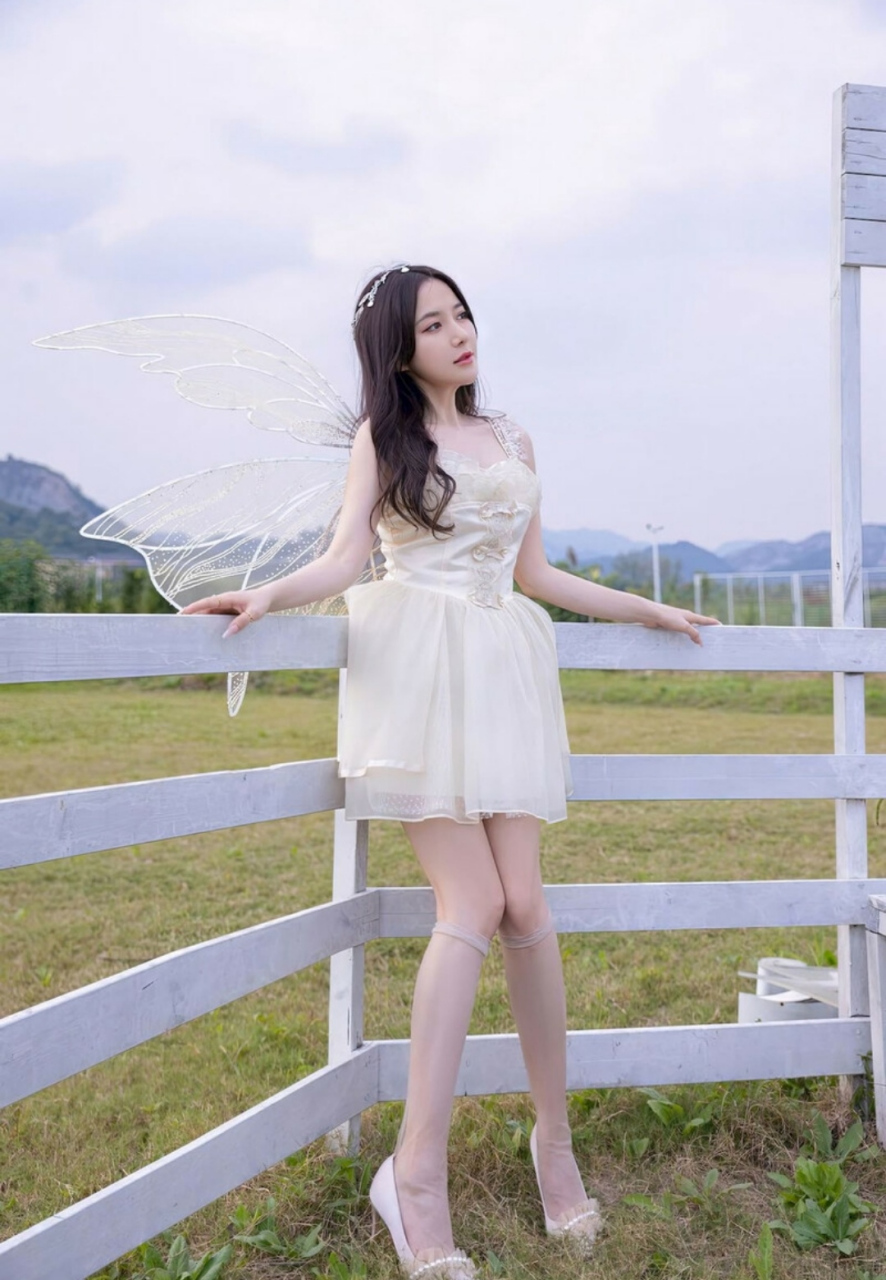 白色的裙子搭配长筒袜, 清新脱俗