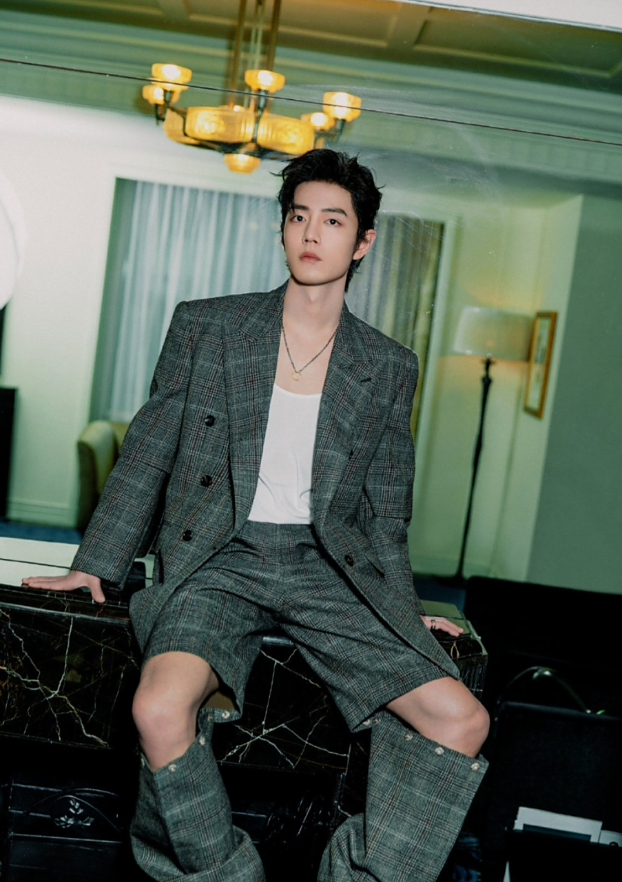 肖战大开口破洞裤#  肖战破洞牛仔裤新风格帅上热搜!