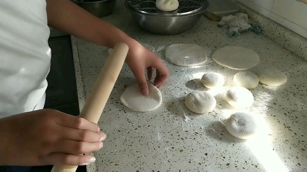 包子皮擀薄了,蒸出来的包子透亮透亮的全是油