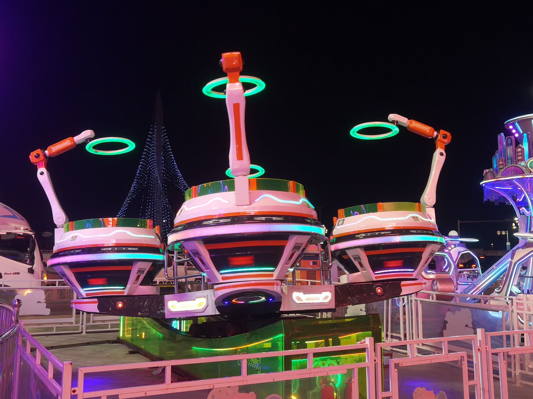 夜晚的儿童游乐广场仿佛童话世界一样美丽!