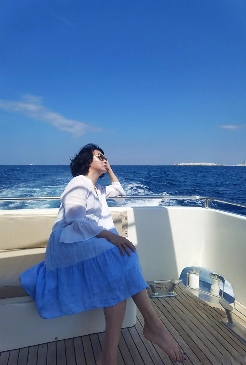 金晨,真的很美!就是那只大脚丫子给拉底了分