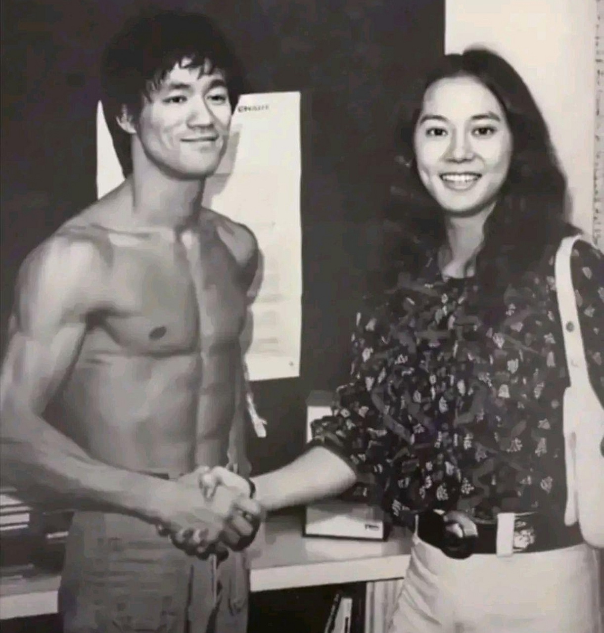 1971年,意大利罗马斗兽场前,李小龙和苗可秀的一张合影.