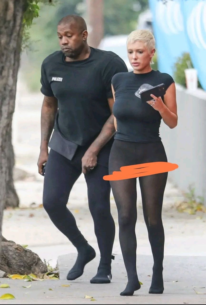 网友偶遇了侃爷和妻子在书店,这两位大明星的穿衣风格,我是实在理解不