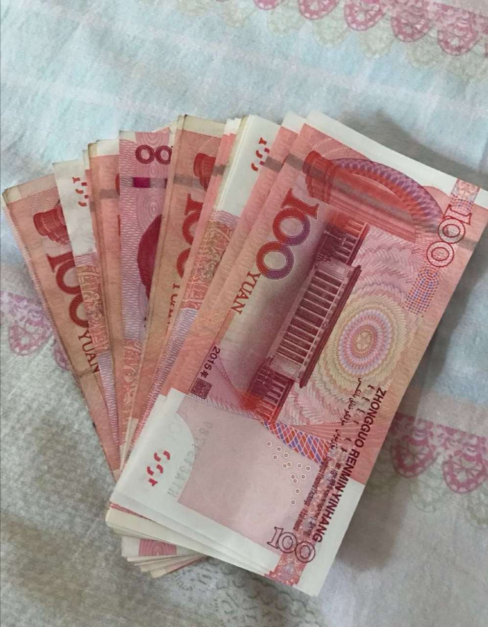 王盖向父母坦白.除夕之夜,父母默不作声,叹息不语.