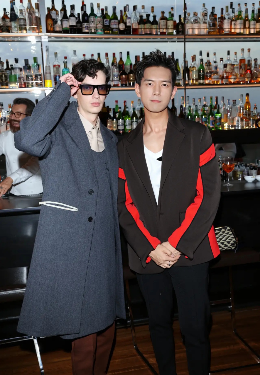 李现真的很奇特,平时不觉得耀眼,但是一合照,他就是最帅的.